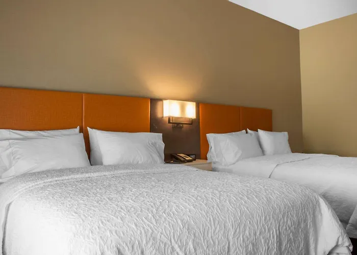 Hampton Parker, Az Hotel