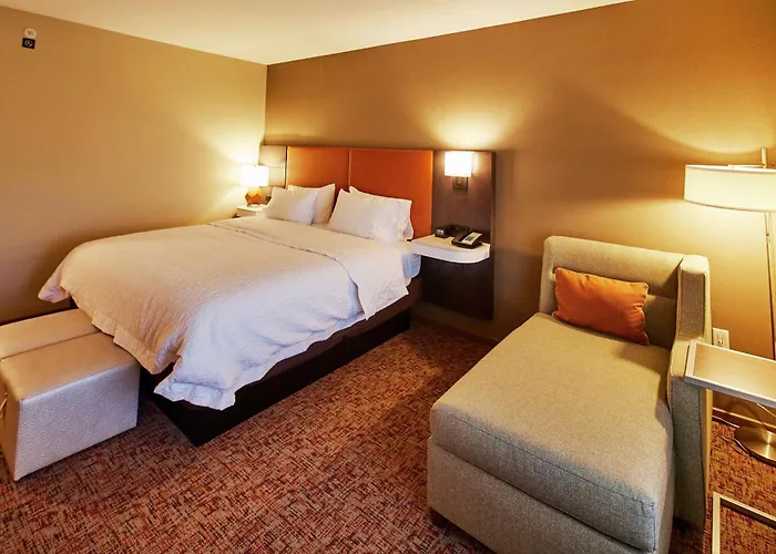Hampton Parker, Az Hotel
