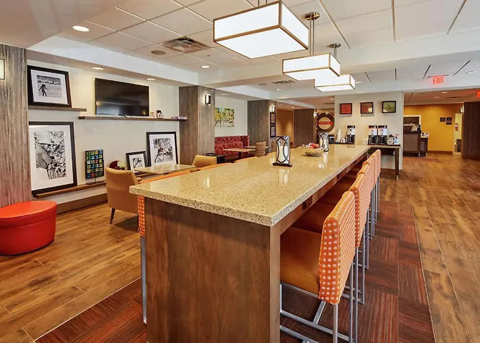 Hampton Parker, Az Hotel Parker