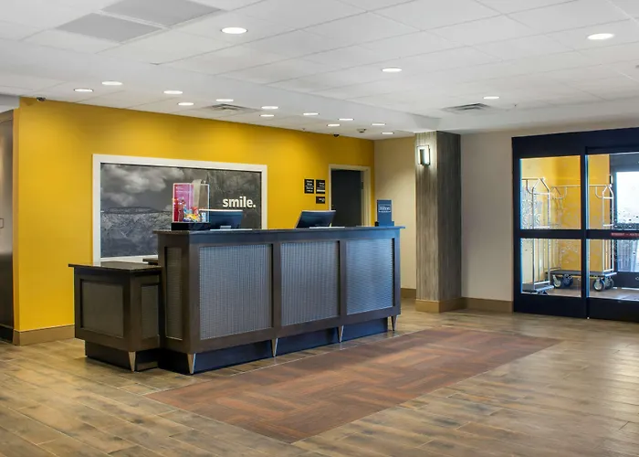 Hampton Parker, Az Hotel