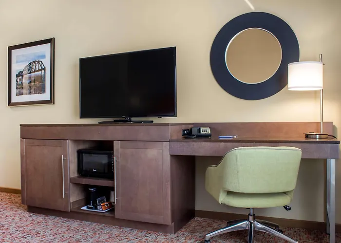 Hampton Parker, Az Hotel