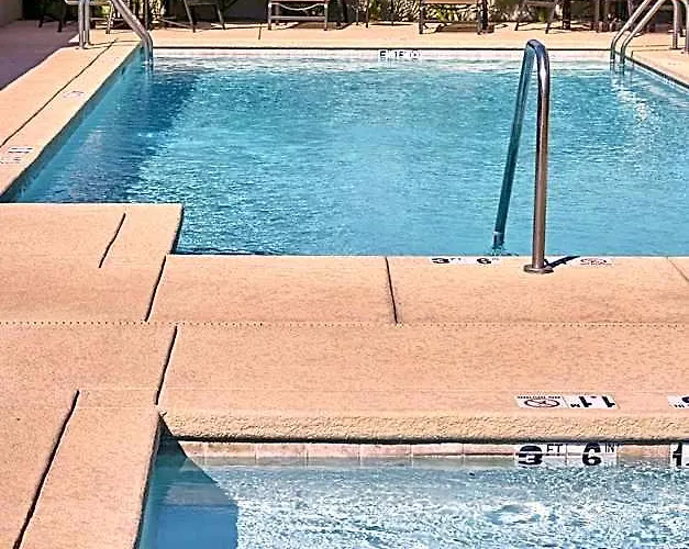 Hampton Parker, Az Hotel
