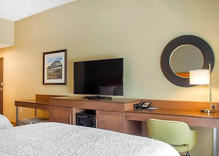 Hampton Parker, Az Hotel Parker