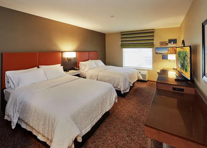 Hampton Parker, Az Hotel