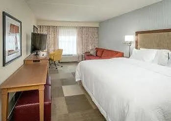 Hampton Parker, Az Hotel